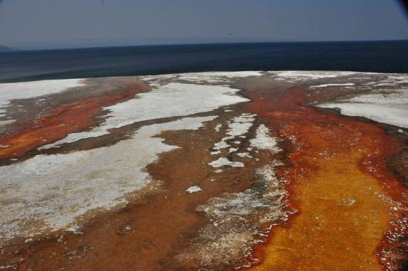 Fontes de águas termais se encontram com o enorme Yellowstone Lake, no Yellowstone National Park, em Wyoming, nos Estados Unidos